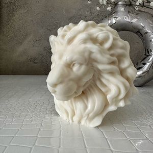 Scented sculptural candle. Lion head.